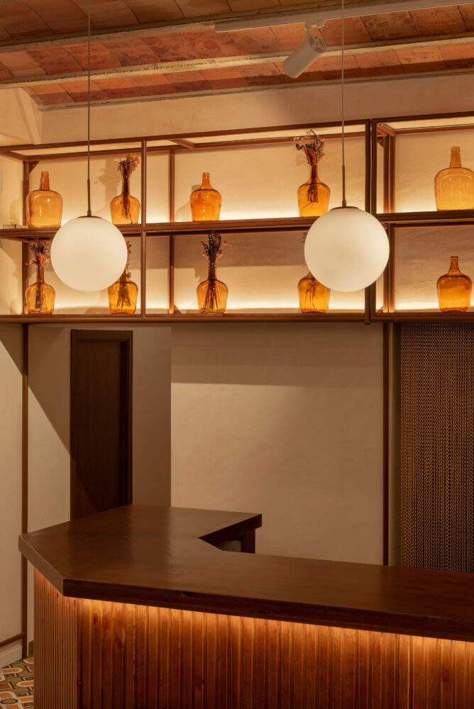 Interior de taberna andaluza contemporanea con damajuanas