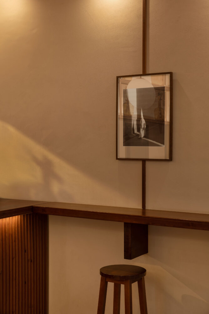 Interior de taberna andaluza contemporanea con foto de Semana Santa