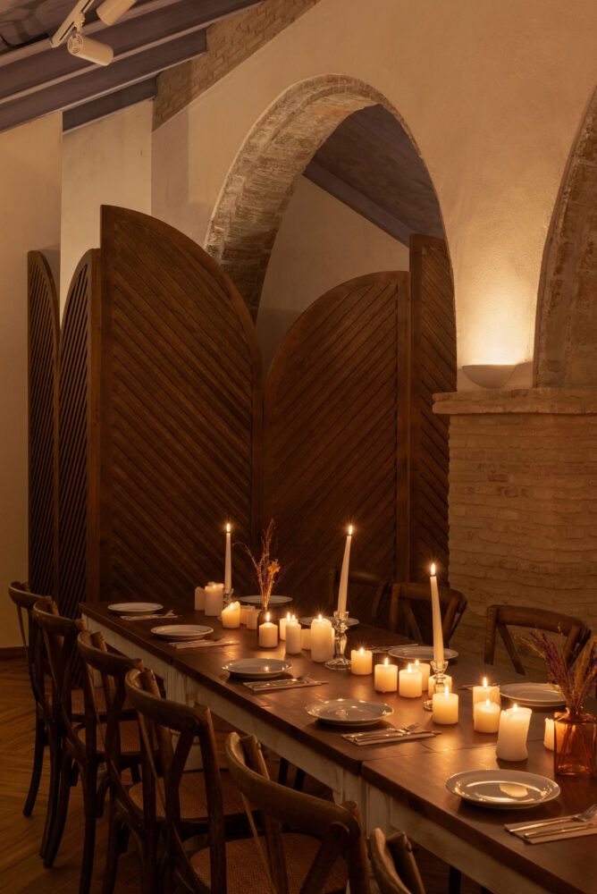 Interior de taberna andaluza contemporanea con velas