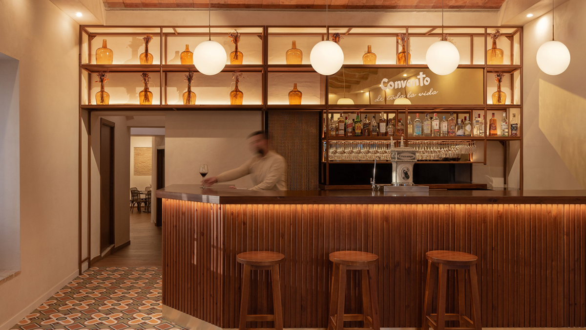interior de taberna andaluza contemporanea