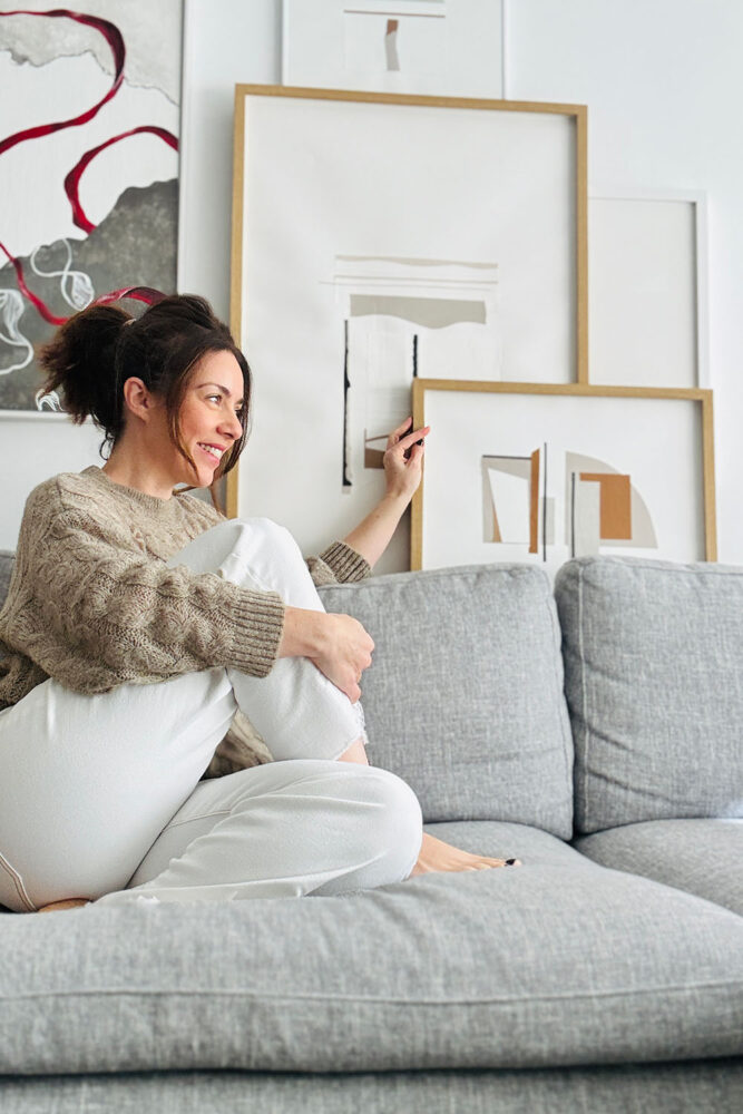 La artista Alejandra Duarte con algunas de sus obras