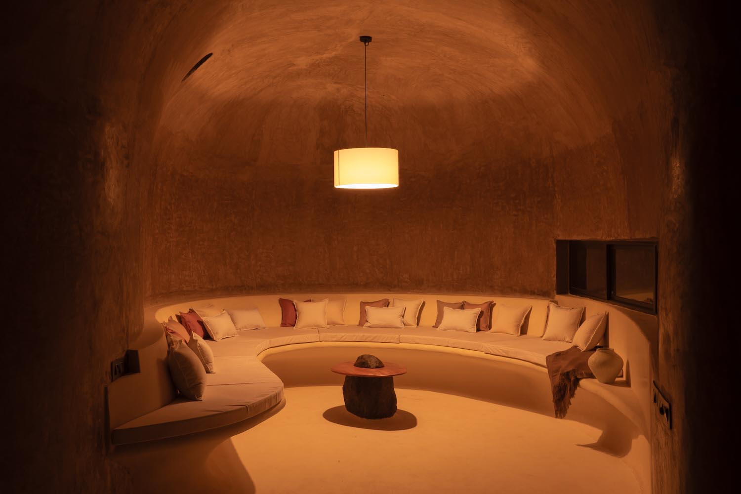 Into the wild house, earthscape studio, caverna