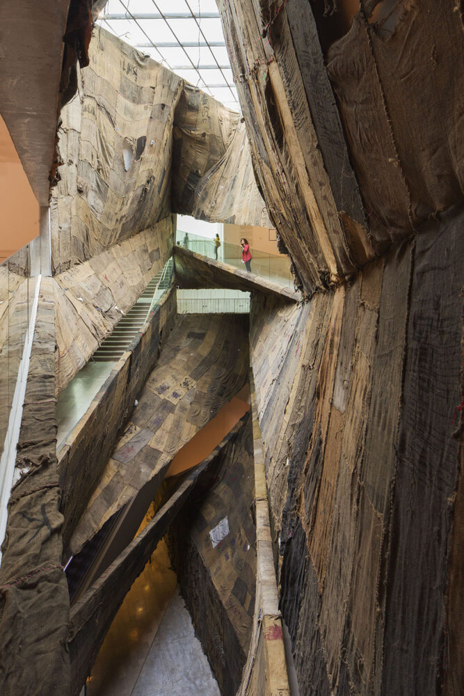 Fracture. Ibrahim Mahama. Tel Aviv Museum of Art. Foto: © Courtesy White Cube