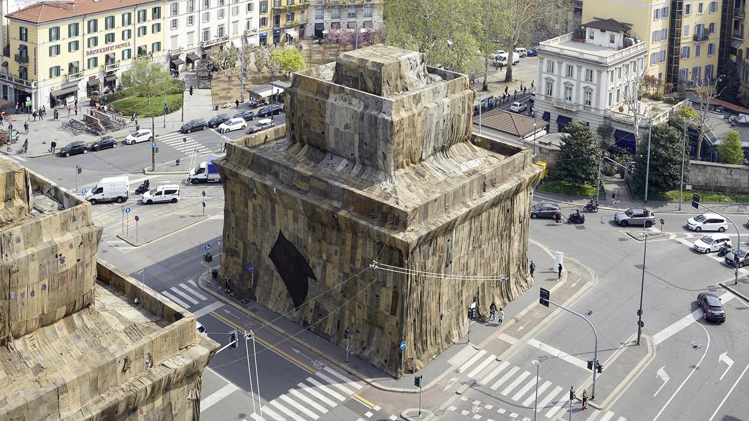 A Friend. Ibrahim Mahama. Porta Venezia Milan. © Courtesy Fondazione Nicola Trussardi. Foto: Marco De Scalzi