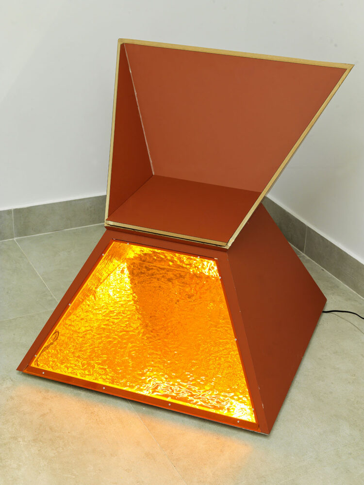 Silla-mesa-luz. Silvia Villamor. Gabinete de Arte y Curiosidades. Formica Group y TetúanCrea