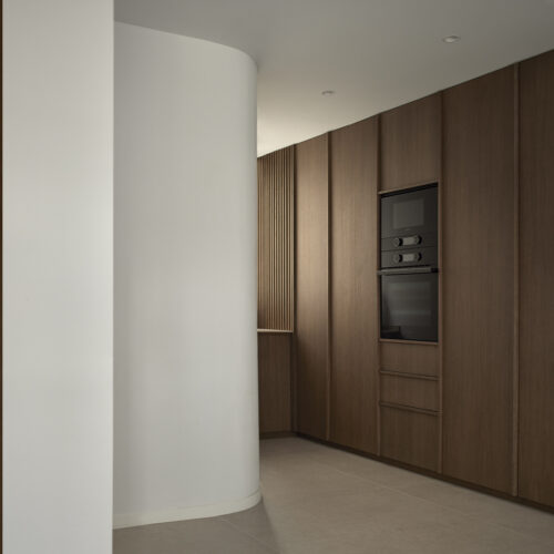 cocina panelada roble tintado en vivienda La Petxina, Valencia por Studio Lucus