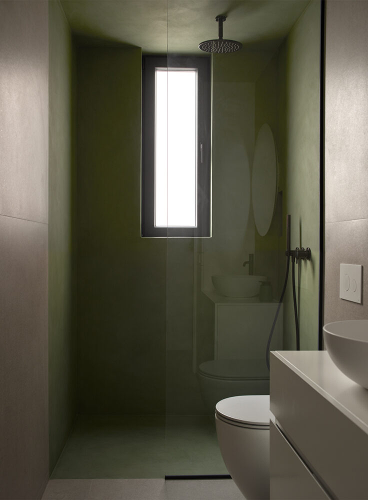 Baño de ducha en microcemento verde en vivienda La Petxina, Valencia de Studio Lucus