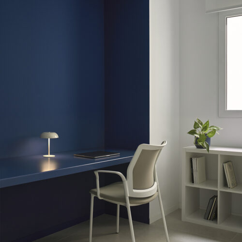 Zona despacho azul en vivienda La Petxina Valencia por Studio Lucus