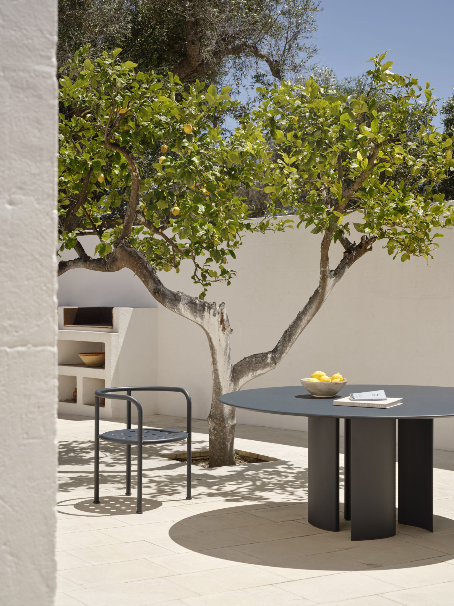 Naca Table y Roè Armchair. FAST. Foto: © Alberto Strada