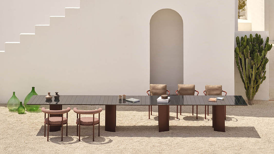 Naca Table y Roè Armchair. FAST. Foto: © Alberto Strada