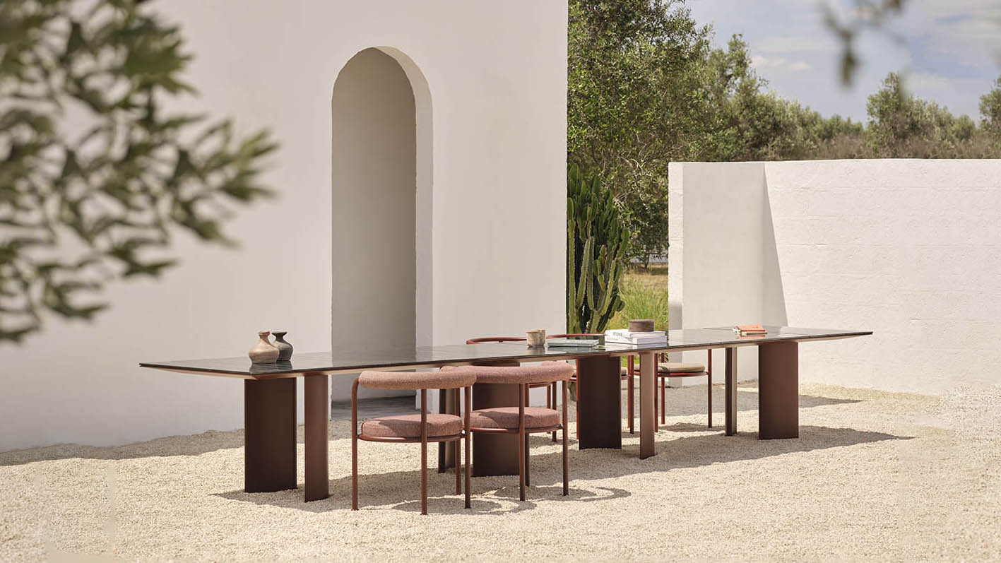 Naca Table y Roè Armchair. FAST. Foto: © Alberto Strada