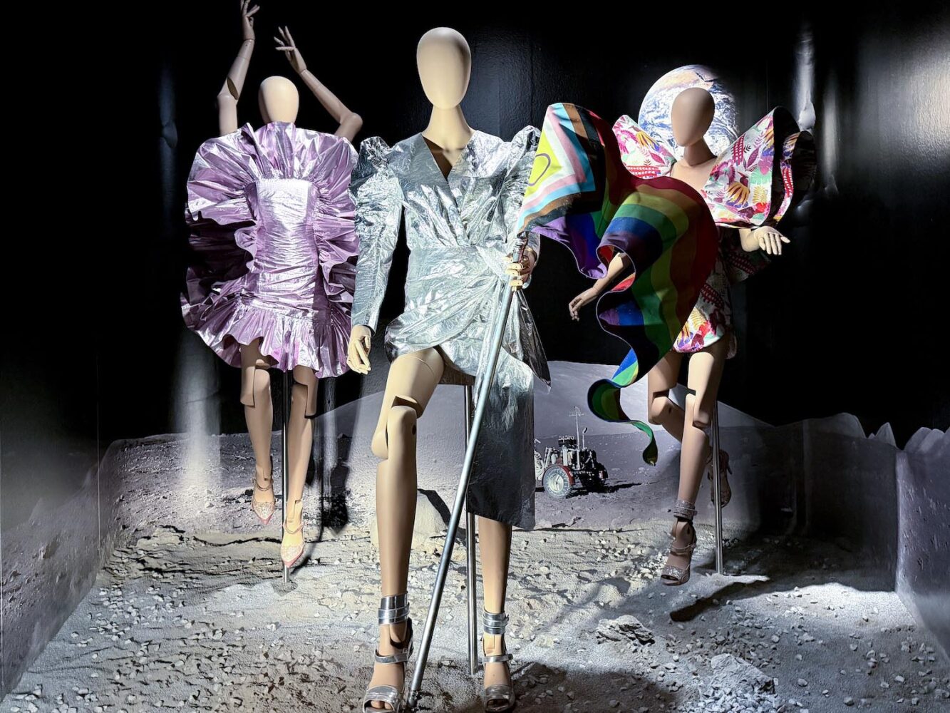 Ana Locking, Sala Canal