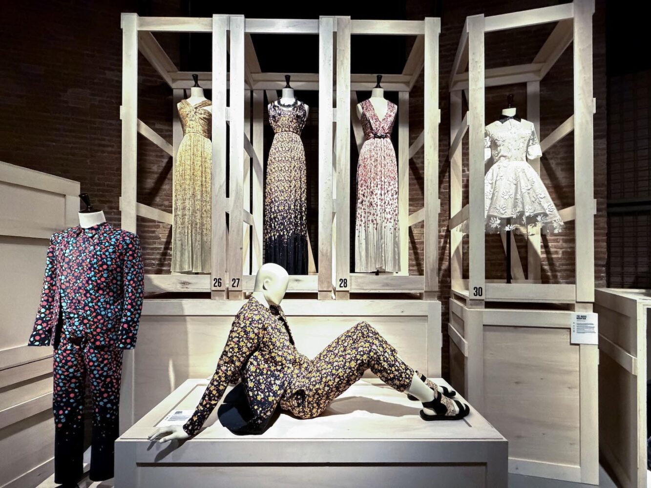 Ana Locking, Sala Canal