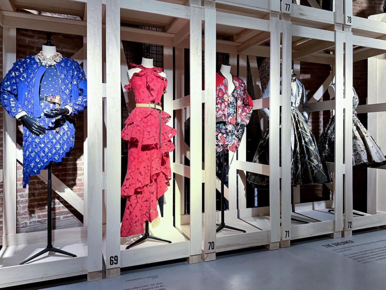 Ana Locking, Sala Canal