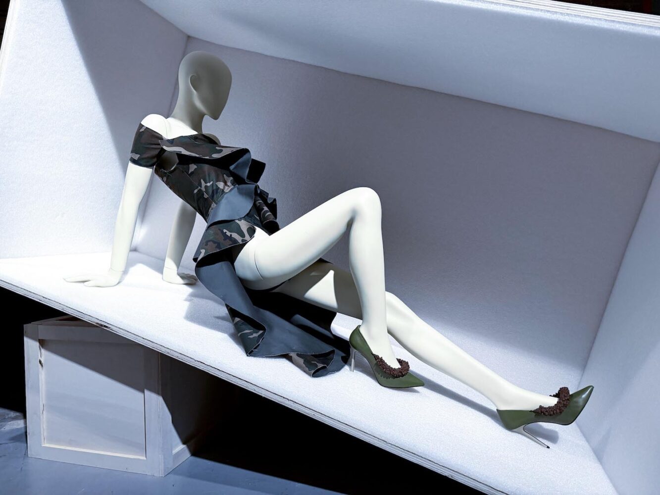 Ana Locking, Sala Canal