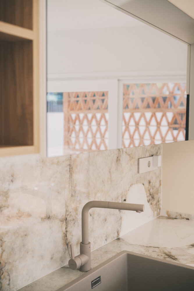 La cocina se abre al jardín este y se articula en torno a una isla que también funciona como mesa de comedor.