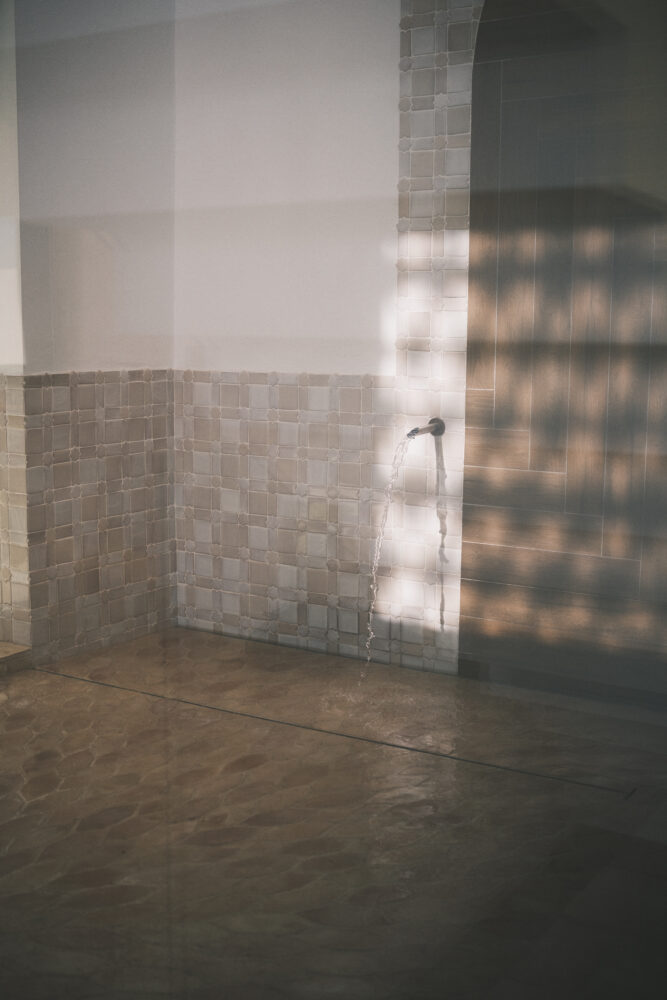 El patio organiza la vivienda y actúa como corazón climático y emocional del proyecto.