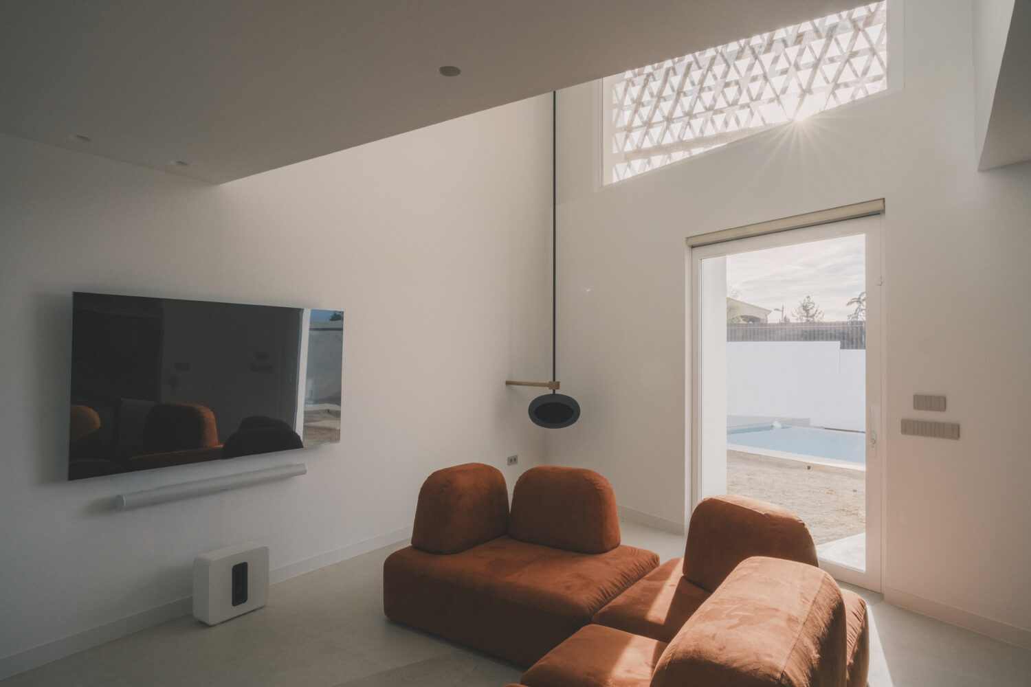 El salón y la sala de juegos pueden unirse o separarse sin perder transparencia.