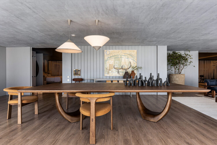 Mesa Gaia de Lorenzo Razzera con sillas Marcel en la vitrina Forma & Materia de ContTi