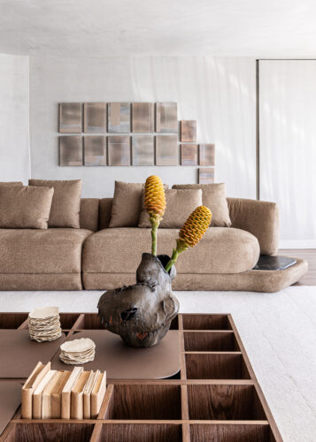 Sala de estar con sofá Orla y mobiliario de diseño de autor en ContTi