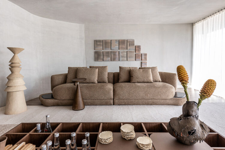 Vitrina Forma & Materia en ContTi Home Design con comedor y mobiliario de autor firmado por Beatriz Zeglin Arquitectura