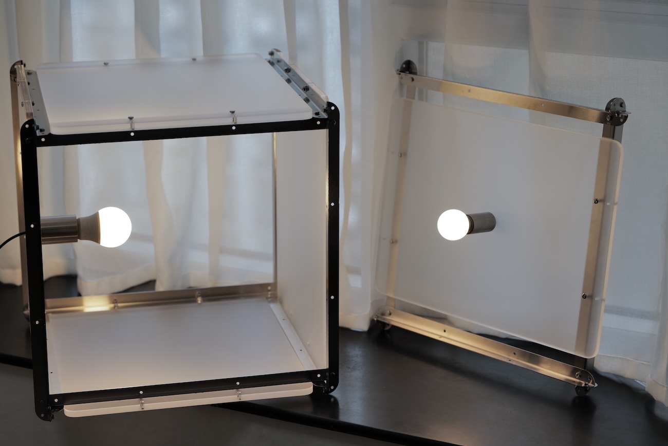 Una silla, una lámpara, un sistema de estanterías… o un espacio habitable. © JXY工作室