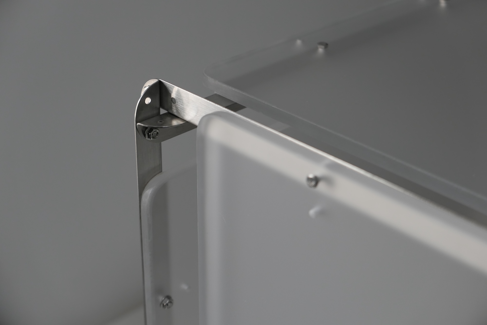 Ajustando procesos industriales estandarizados, al tiempo que simplifica y depura los métodos de unión para eliminar fijaciones superfluas. © JXY工作室