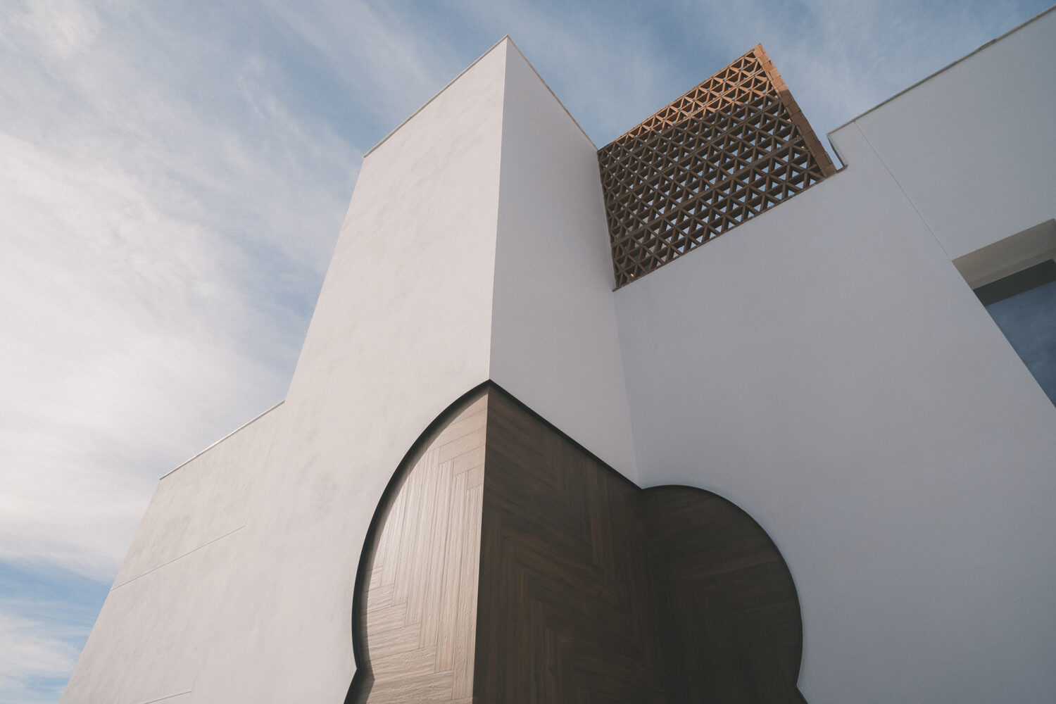 El acceso se resuelve mediante una falsa puerta retranqueada que introduce profundidad y expectativa.