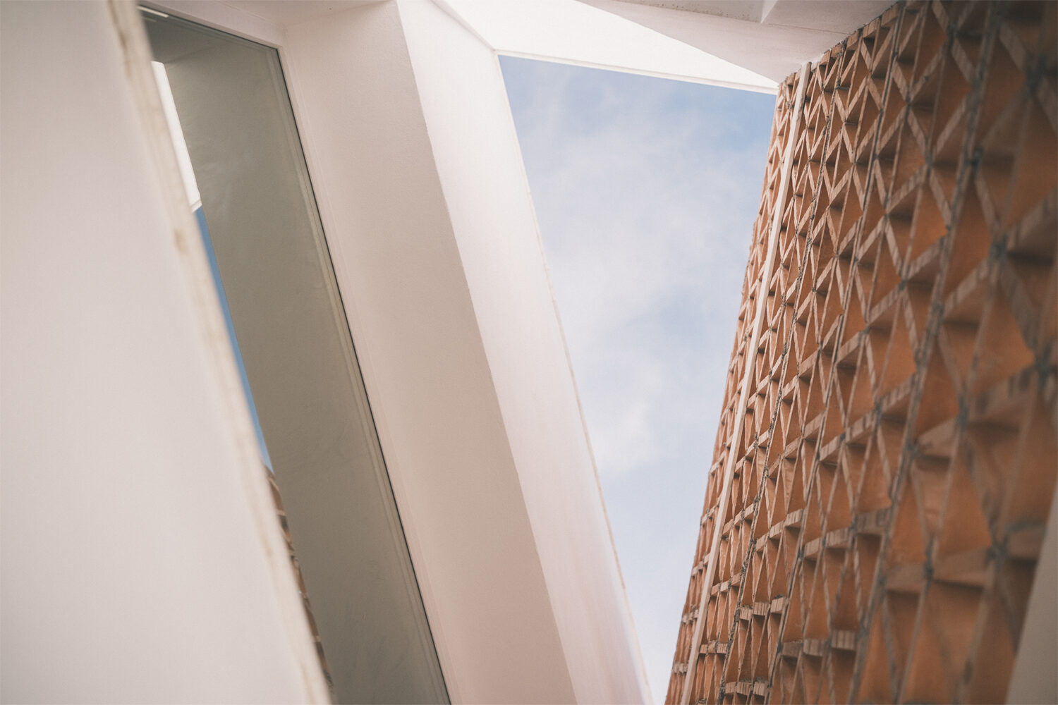 Las celosías convierten la luz en un dibujo cambiante a lo largo del día.