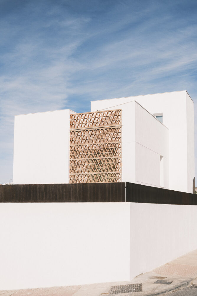 Casa Alma se implanta en una parcela abierta a tres calles y se concibe como un refugio contemporáneo en diálogo con Granada.