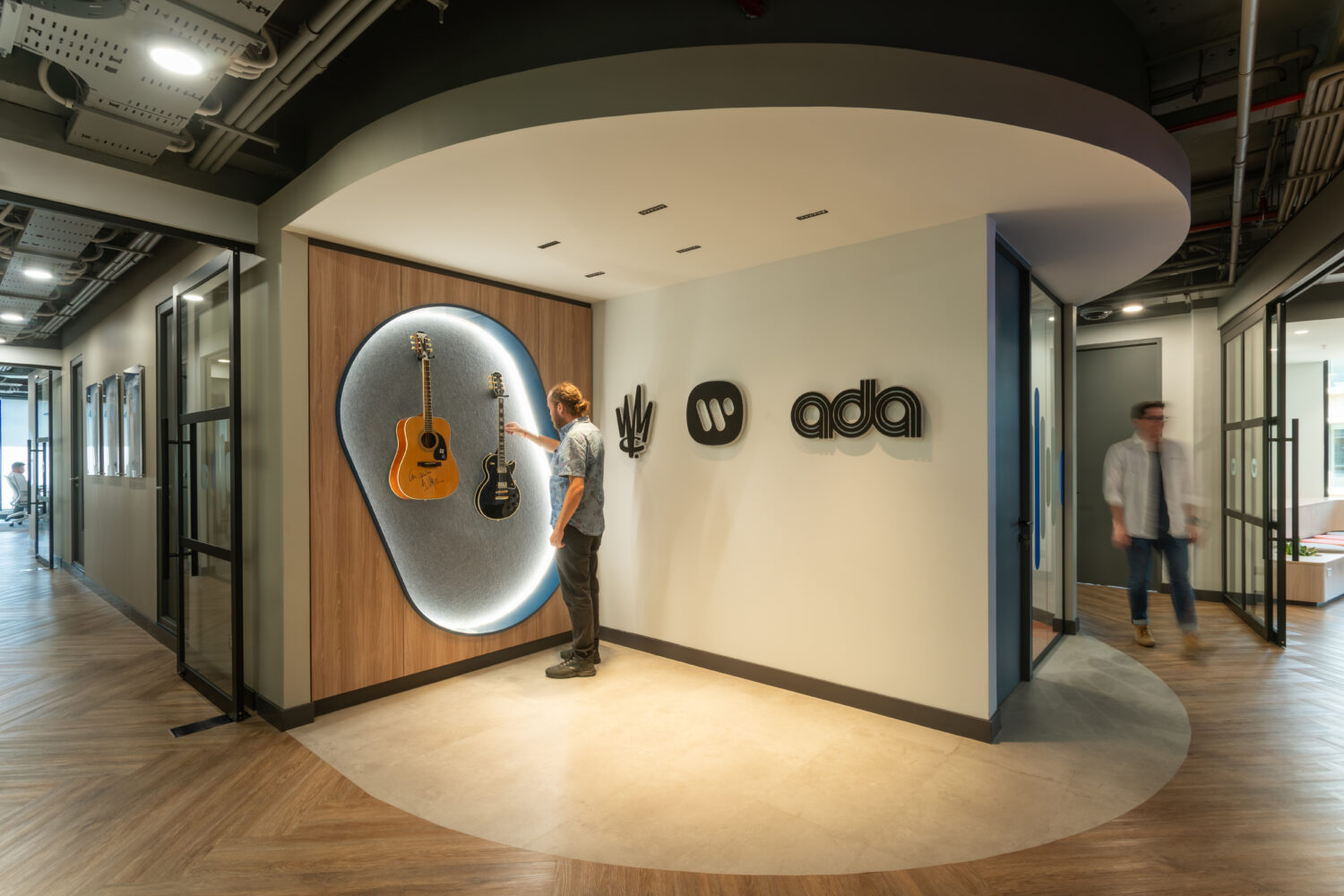 Oficinas de Warner Music Group en Chile diseñadas y construidas por Contract Workplaces en Ciudad Empresarial, Santiago.