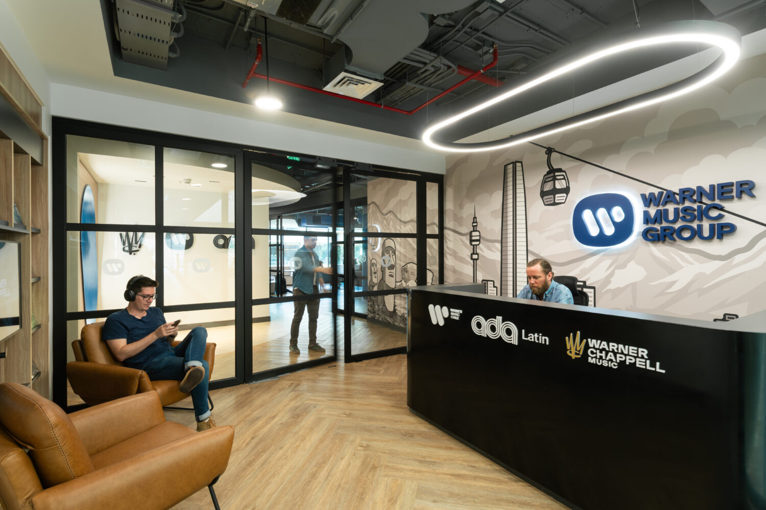 Oficinas de Warner Music Group en Chile diseñadas y construidas por Contract Workplaces en Ciudad Empresarial, Santiago.