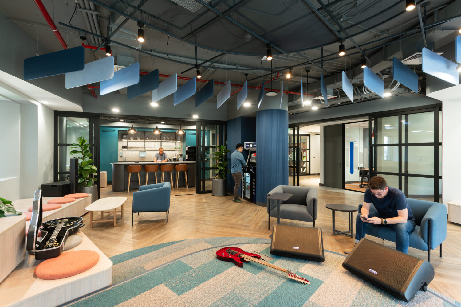 Oficinas de Warner Music Group en Chile diseñadas y construidas por Contract Workplaces en Ciudad Empresarial, Santiago.