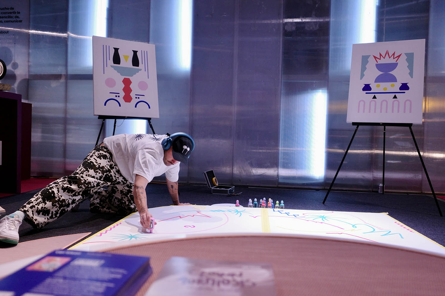 Performance de Antonyo Marest en el stand de Vertisol. FORMA Design Fair