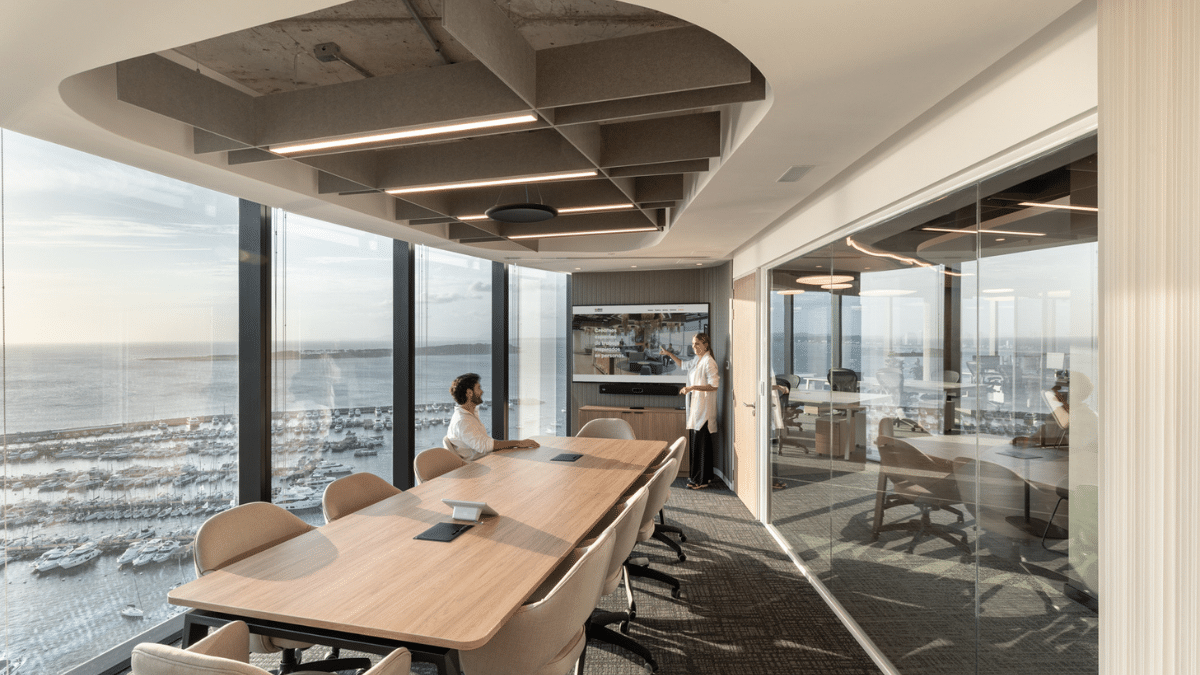 Oficinas de Vista Energy en Punta del Este diseñadas por Contract Workplaces, con espacios abiertos, luz natural y vistas al mar.