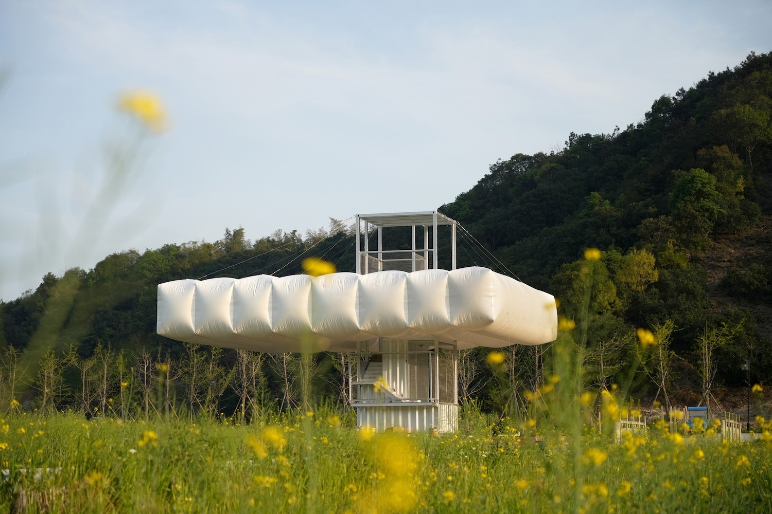 China rural, contenedores metálicos, arquitectura inflable