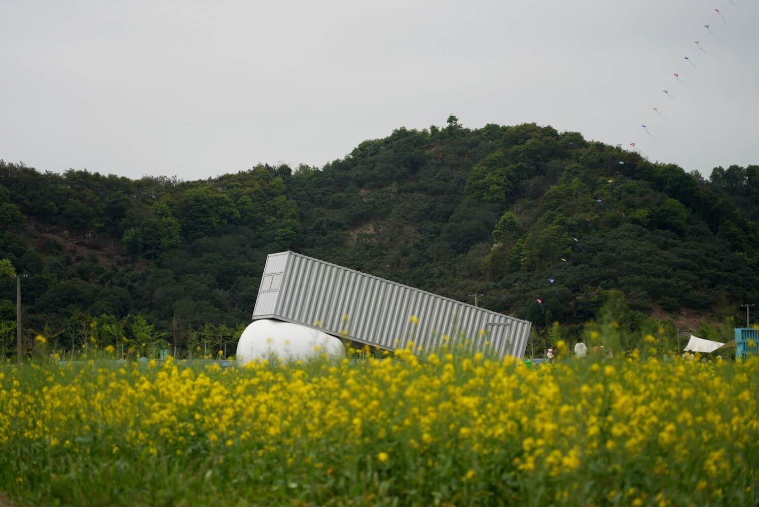 China rural, contenedores metálicos, arquitectura inflable
