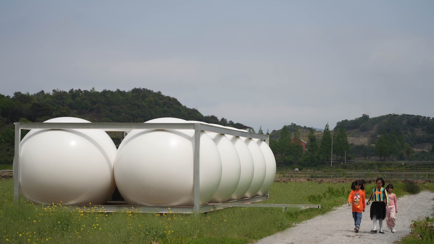 China rural, contenedores metálicos, arquitectura inflable