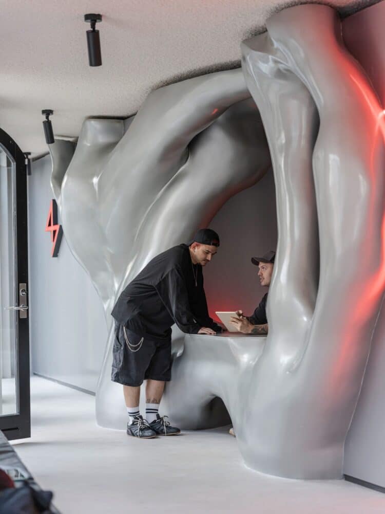 Sinners, estudio de tatuajes