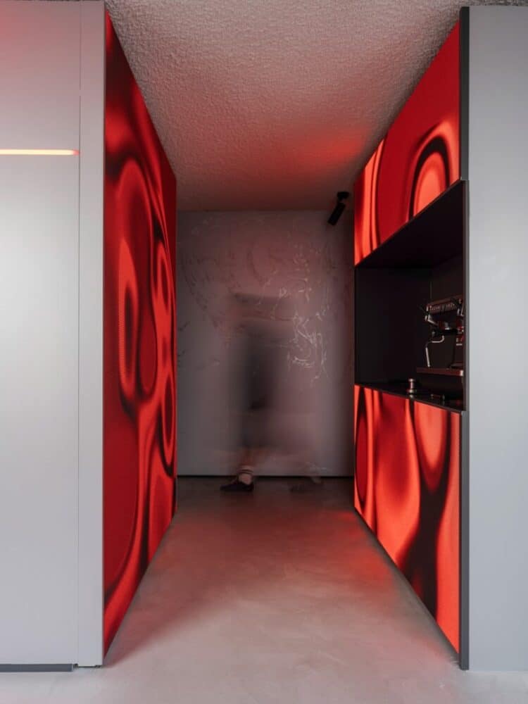 Sinners, estudio de tatuajes