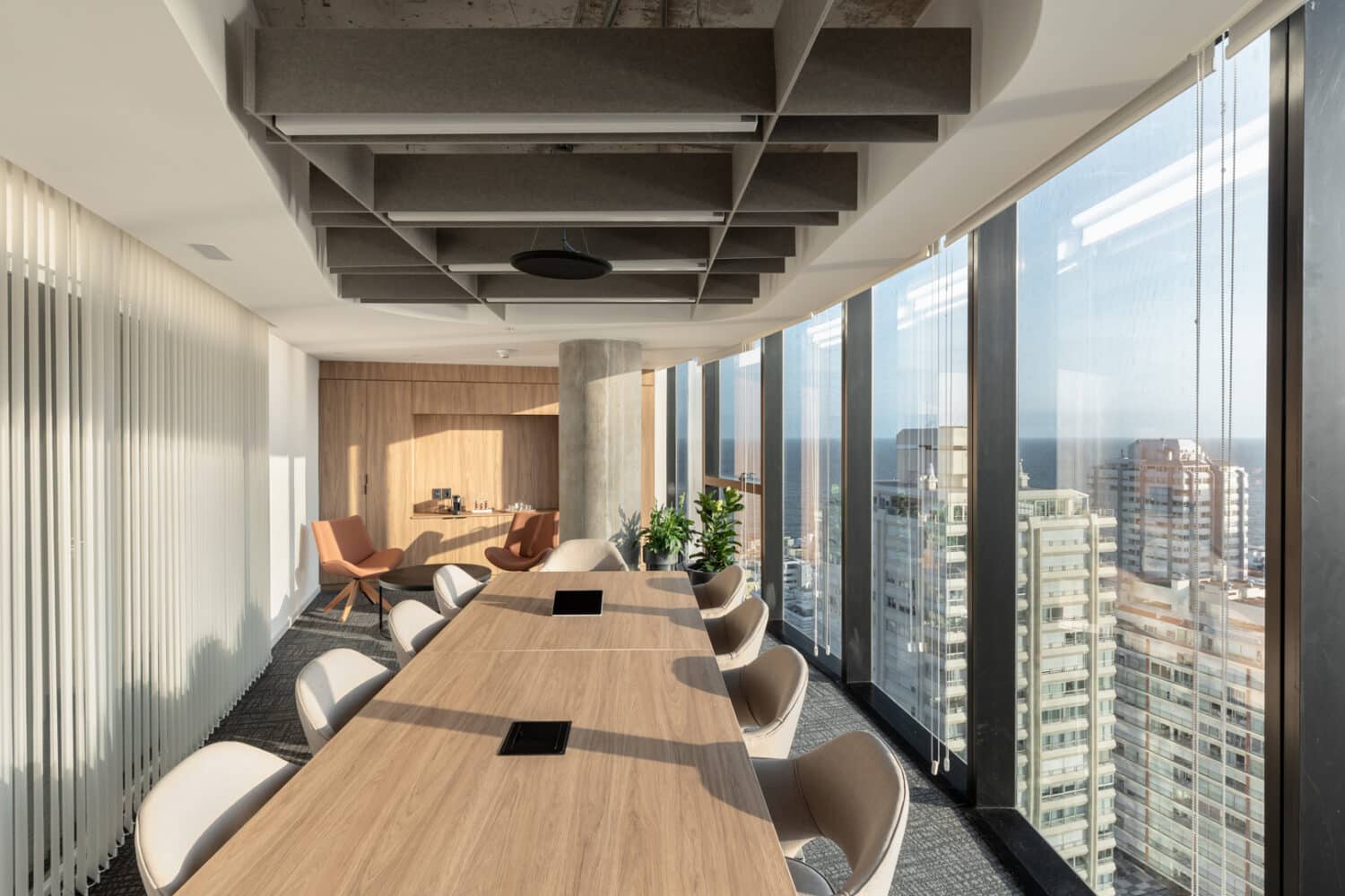 Oficinas de Vista Energy en Punta del Este diseñadas por Contract Workplaces, con espacios abiertos, luz natural y vistas al mar.