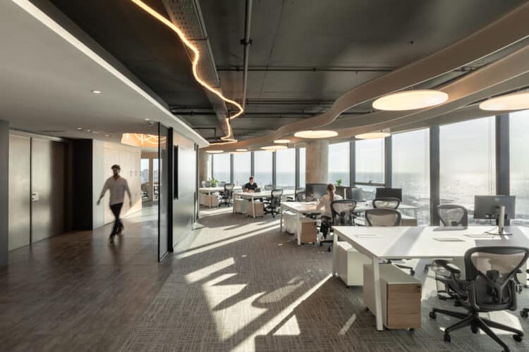 Oficinas de Vista Energy en Punta del Este diseñadas por Contract Workplaces, con espacios abiertos, luz natural y vistas al mar.