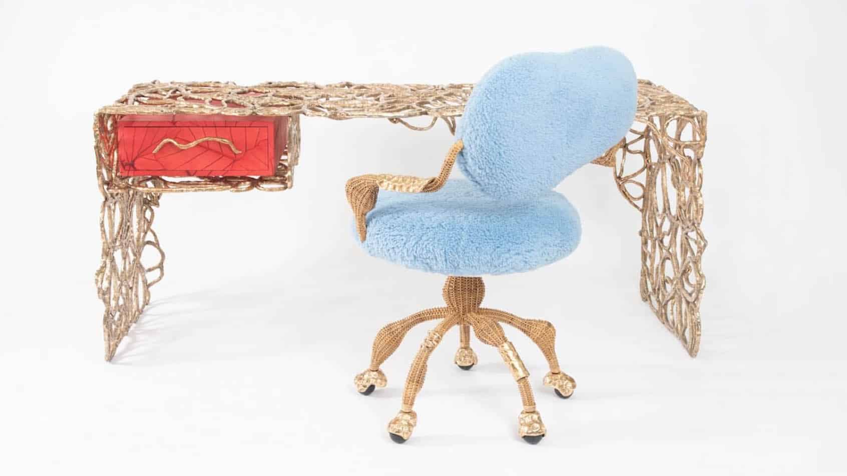 Flora Desk. Chris Wolston