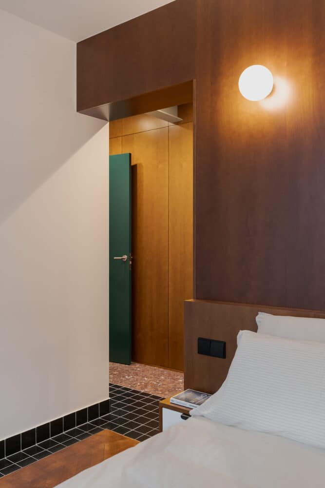 dormitorio-panelado-madera-aplique
