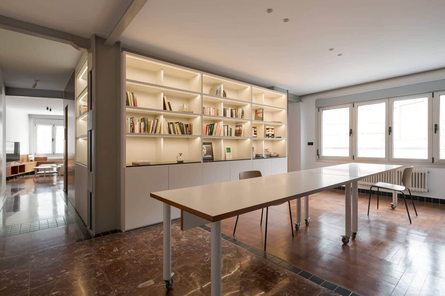 estudio-luminoso-estanteria-iluminada-led