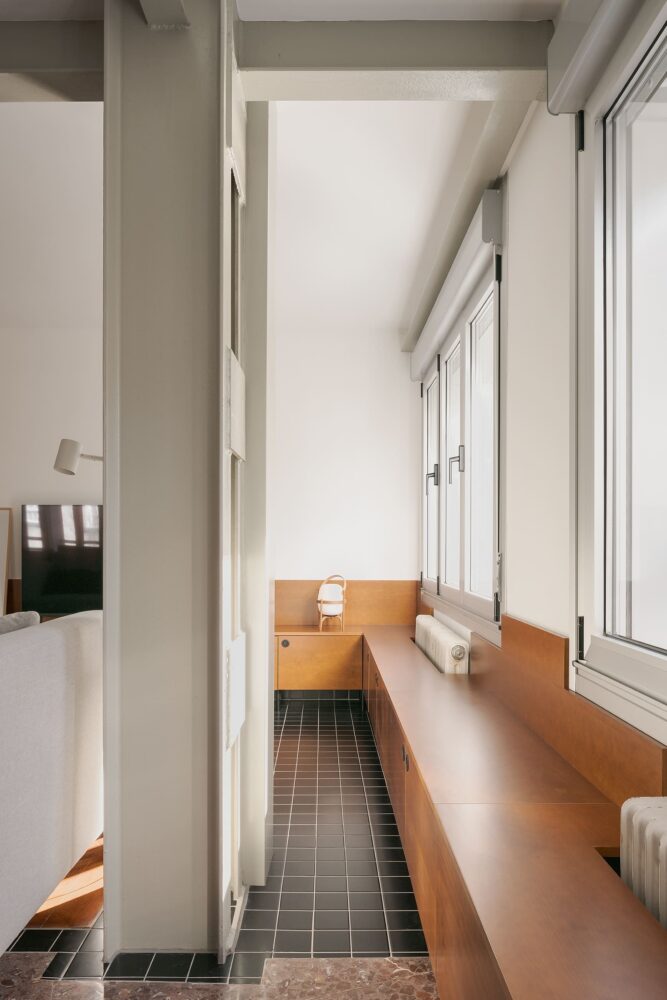 mueble-bajo-madera-pasillo-galeria