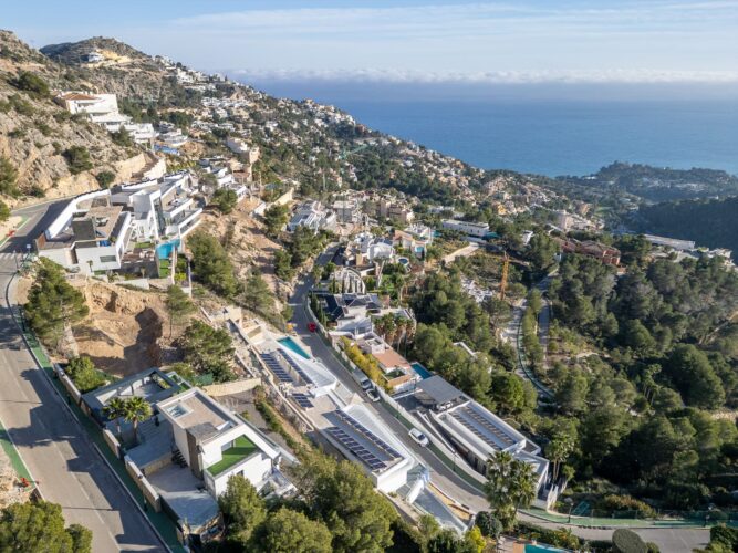 Vista aérea posterior de la vivienda AH-802 con el paisaje mediterráneo como telón de fondo.