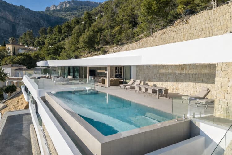 Piscina infinita y terraza exterior de la vivienda AH-802 diseñada por RGB Arquitectos.