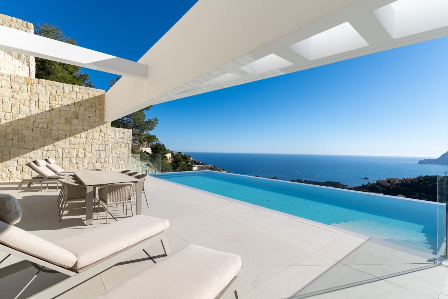 Terraza con piscina infinita y vistas al Mediterráneo en la vivienda AH-802 de RGB Arquitectos.