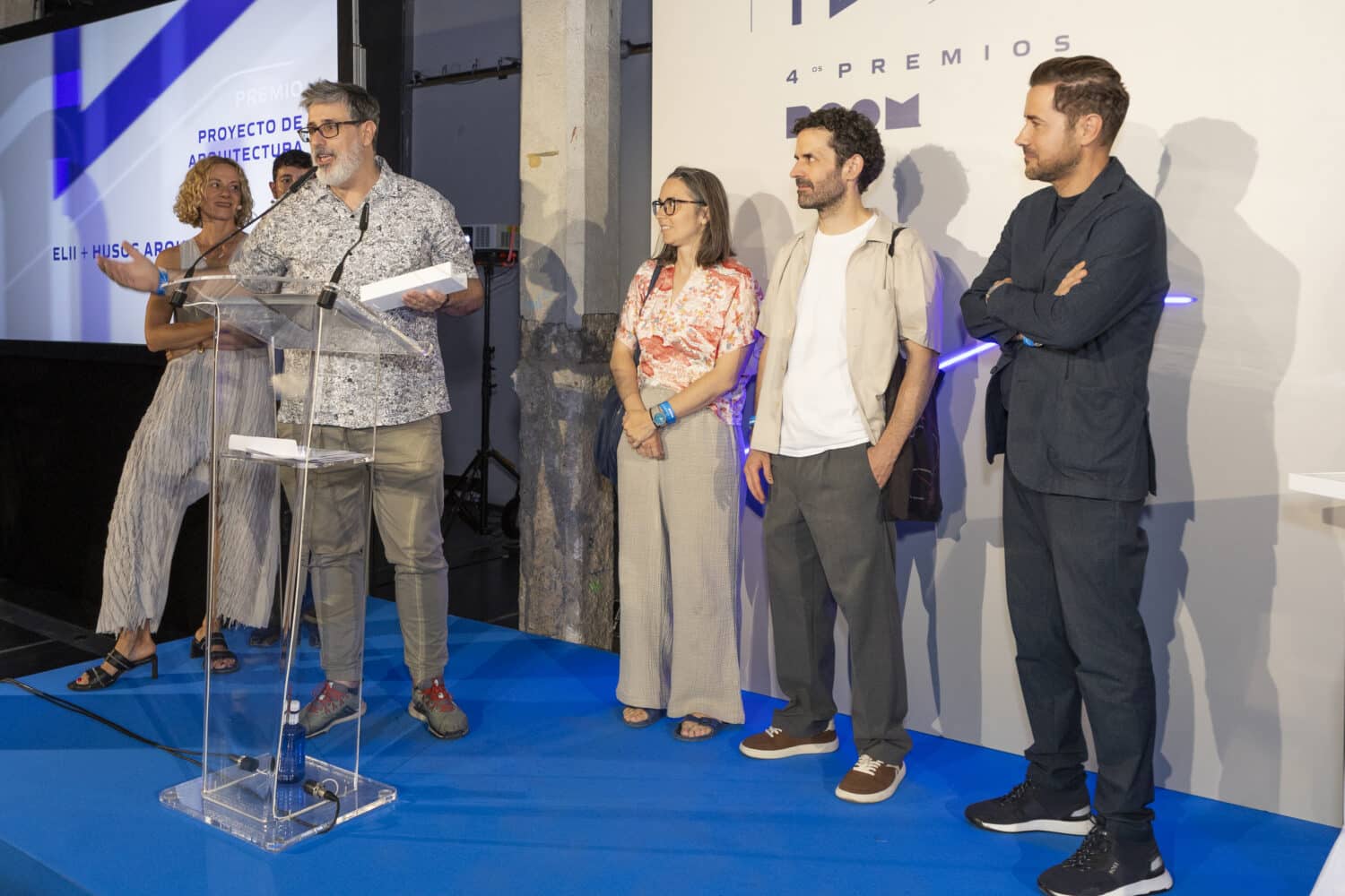Elii y Husos Arquitecturas recogen el Premio Proyecto de Arquitectura de manos de Fran Silvestre. IV Premios ROOM